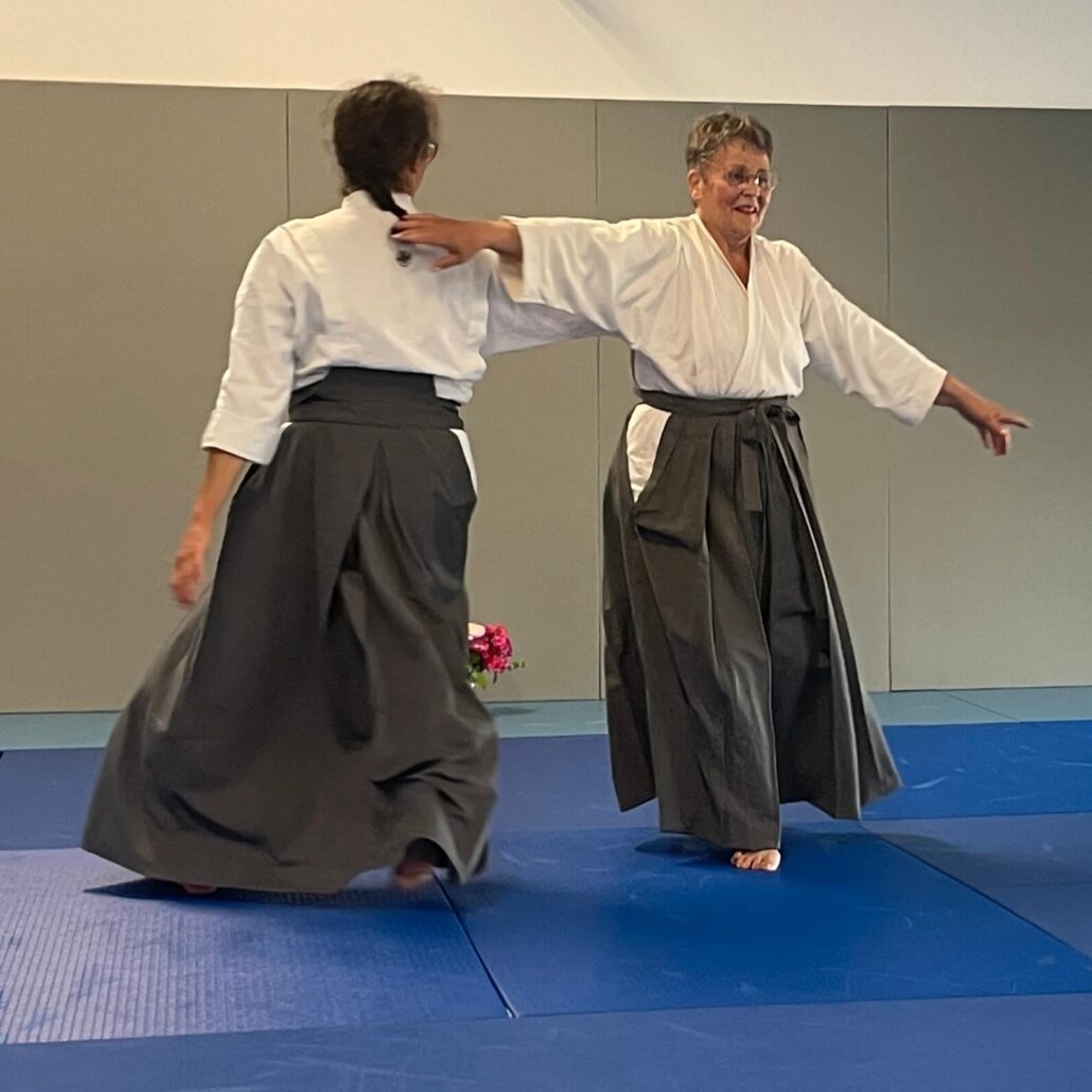 2 femmes pratiquant le kinomichi