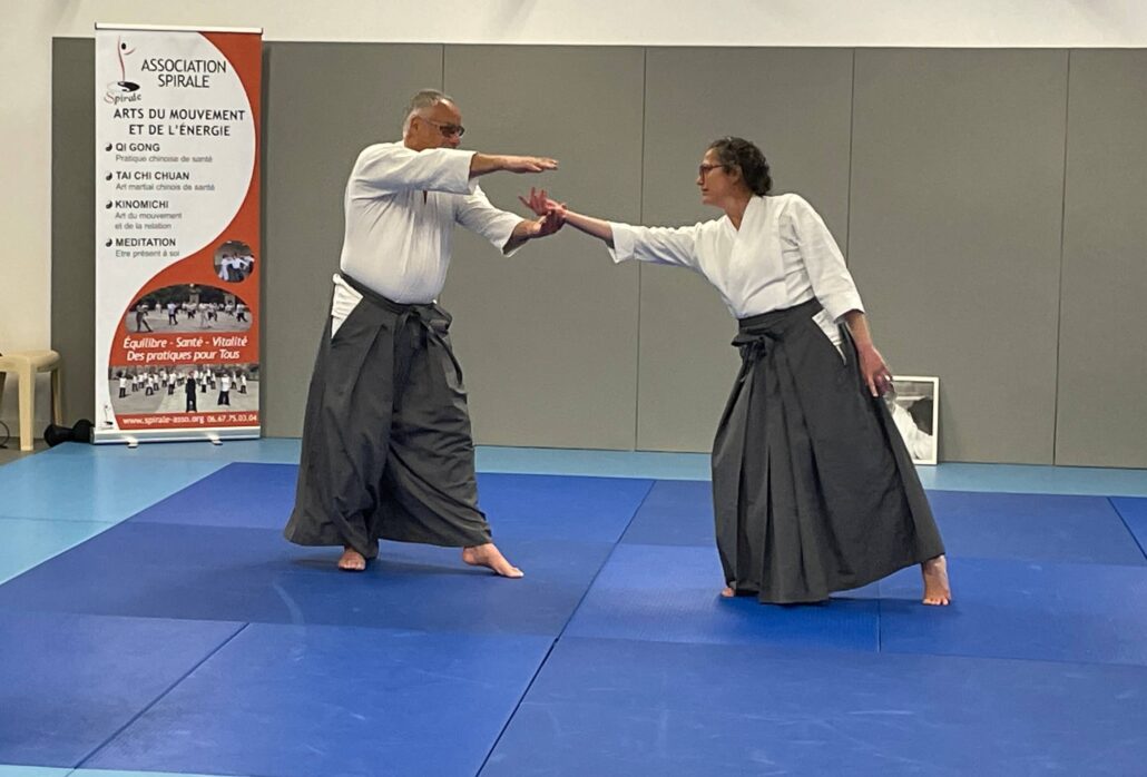 2 personnes pratiquant le kinomichi