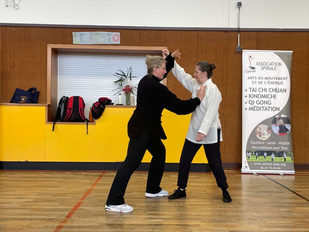 2 femmes pratiquant le tai-chi-chuan
